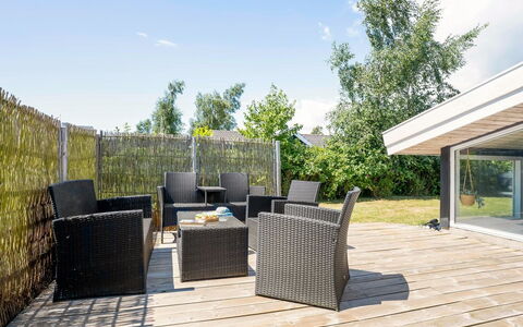 Estella - 900M from the Sea: Möbel, Interior Design, Flooring, Fussboden, Decke, Zimmer, Stuhl, Tabelle, Wohnung, Küche & Esszimmer Tisch