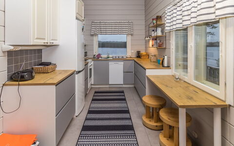 Onnimanni: Holz, Flooring, Küche, Interior Design, Major Appliance, Küchengerät, Decke, Fussboden, Countertop, Zimmer
