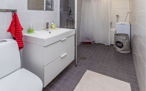 Onnimanni: Flooring, Armatur, Fussboden, Badezimmer, Interior Design, Badezimmerschrank, Toilette, Toilleten Sitz, Sinken, Installation