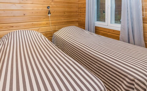 Onnimanni: Holz, Flooring, Fussboden, Interior Design, Decke, Holzbeize, Schlafzimmer, Bett, Zimmer, Hartholz