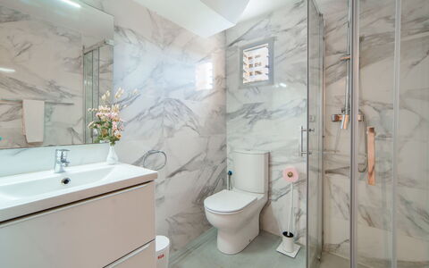 Campas: Spiegel, Badezimmerschrank, Armatur, Zapfhahn, Sinken, Bad Sink, Badezimmer, Gebäude, Interior Design, Pflanze