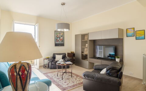 Casa Maria: Möbel, Interior Design, Flooring, Fussboden, Couch, Wand, Zimmer, Decke, Holz, Wohnzimmer