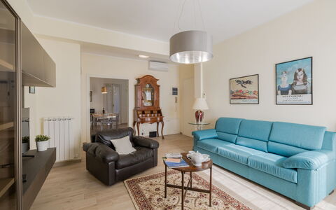 Casa Maria: Möbel, Interior Design, Couch, Flooring, Fussboden, Zimmer, Wohnzimmer, Holz, Decke, Tabelle