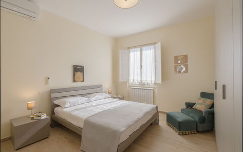 Casa Maria: Möbel, Bett, Interior Design, Schlafzimmer, Wand, Fussboden, Flooring, Bedding, Bettdecke, Holz