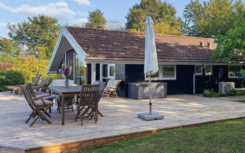 Ågot - 350M from the Sea: Holz, Dach, Haus, Zuhause, Hütte, Die Architektur, Veranda, Möbel, Schatten, Grundstueck