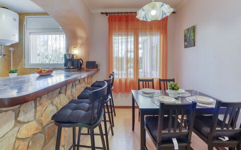 Requesens: Tabelle, Eigentum, Möbel, Fenster, Stuhl, Holz, Interior Design, Cabinetry, Fussboden, Flooring