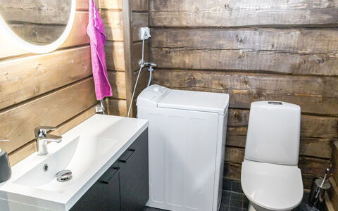 Sorolanniemi: Flooring, Armatur, Fussboden, Toilette, Toilleten Sitz, Badezimmer, Sinken, Installation, Interior Design, Zapfhahn