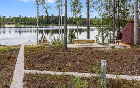 Sorolanniemi: Grundstueck, Garten, Reservoir, Landscaping, Wald, Lärche, Gartenmöbel, Immergrün