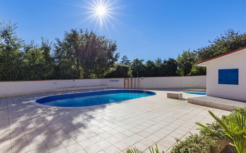 Buneta: Blau, Verbundwerkstoff, Schwimmbad, Schatten, Beton, Estate, Landscaping, Fliese, Villa, Hazienda