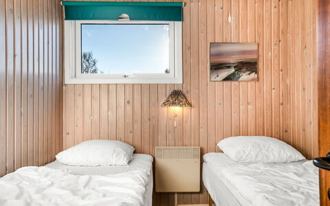 Enken - 450M from the Sea: Bett, Schlafzimmer, Bettdecke, Bedding, Holz, Fussboden, Flooring, Interior Design, Decke, Bettrahmen