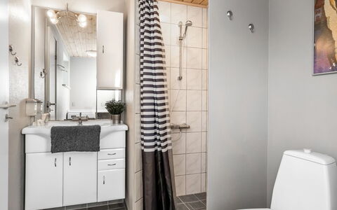 Enken - 450M from the Sea: Toilleten Sitz, Interior Design, Armatur, Flooring, Toilette, Fussboden, Sinken, Badezimmerschrank, Möbel, Badezimmer