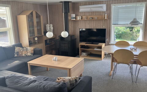 Enken - 450M from the Sea: Möbel, Flooring, Interior Design, Fussboden, Holz, Wohnzimmer, Couch, Zimmer, Wohnung, Decke