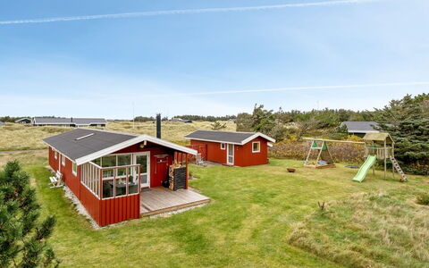 Sannie - 500M from the Sea: Möbel, Interior Design, Flooring, Fussboden, Decke, Zimmer, Stuhl, Tabelle, Wohnung, Küche & Esszimmer Tisch