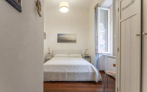 Casa con Accesso Privato al Mare, Parcheggio, Bogl: Wand, Interior Design, Holz, Möbel, Fussboden, Flooring, Schlafzimmer, Bett, Zimmer, Beleuchtung