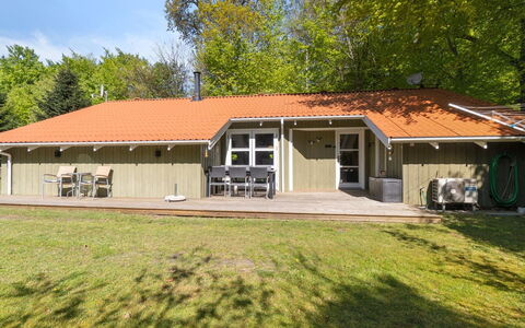 Teodosij - 500M from the Sea: Wohngebiet, Strauch, Haus, Zuhause, Garten, Estate, Schatten, Landscaping, Rasen