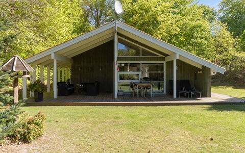 Teodosij - 500M from the Sea: Wohngebiet, Strauch, Haus, Zuhause, Garten, Estate, Schatten, Landscaping, Rasen