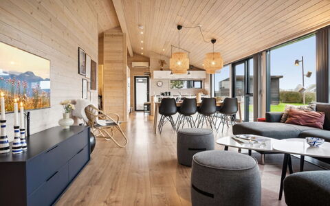 Ehmi - 750M from the Sea: Möbel, Interior Design, Flooring, Holzboden, Holz, Decke, Fussboden, Wohnzimmer, Light Fixture, Zuhause