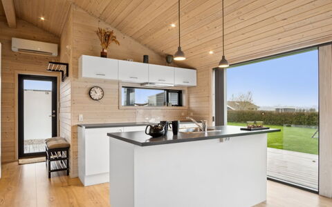 Ehmi - 750M from the Sea: Küche, Countertop, Holz, Decke, Flooring, Interior Design, Möbel, Küchengerät, Fussboden, Küche & Esszimmer Tisch