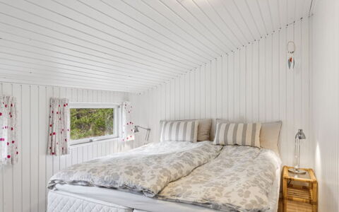 Jannike - 150M from the Sea: Holz, Zuhause, Veranda, Deck, Hartholz, Dach, Holzbeize, Holzboden, Eco Hotel