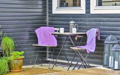 Jannike - 150M from the Sea: Holz, Zuhause, Veranda, Deck, Hartholz, Dach, Holzbeize, Holzboden, Eco Hotel