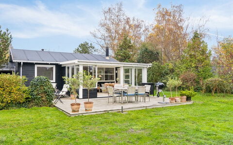Jannike - 150M from the Sea: Holz, Zuhause, Veranda, Deck, Hartholz, Dach, Holzbeize, Holzboden, Eco Hotel