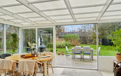 Jannike - 150M from the Sea: Holz, Zuhause, Veranda, Deck, Hartholz, Dach, Holzbeize, Holzboden, Eco Hotel