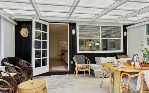 Jannike - 150M from the Sea: Holz, Zuhause, Veranda, Deck, Hartholz, Dach, Holzbeize, Holzboden, Eco Hotel