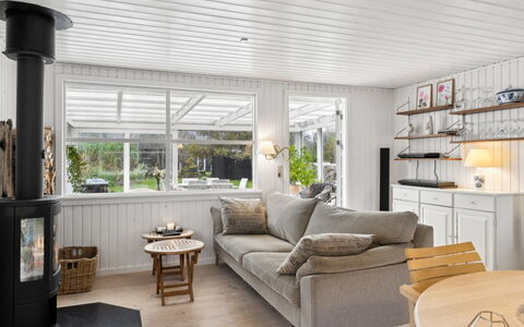 Jannike - 150M from the Sea: Holz, Zuhause, Veranda, Deck, Hartholz, Dach, Holzbeize, Holzboden, Eco Hotel
