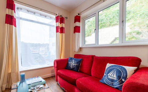 Jetty Cottage: Daytime, Eigentum, Himmel, Gebäude, Fenster, Schatten, Komfort, Bilderrahmen, Interior Design, Holz