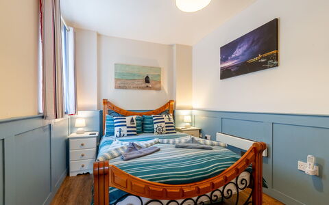 Jetty Cottage: Daytime, Eigentum, Himmel, Gebäude, Fenster, Schatten, Komfort, Bilderrahmen, Interior Design, Holz