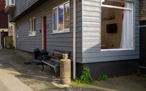 Jetty Cottage: Daytime, Eigentum, Himmel, Gebäude, Fenster, Schatten, Komfort, Bilderrahmen, Interior Design, Holz
