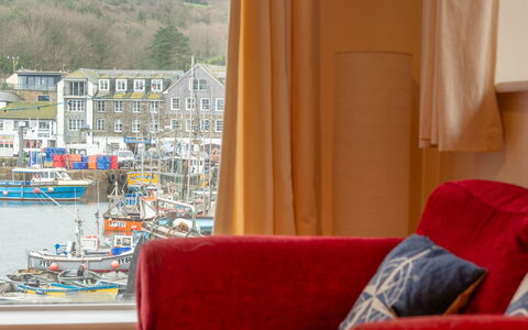 Jetty Cottage: Boot, Watercraft, Lack, Dekokissen, Kissen, Lampe, Wohnzimmer, Suite, Hotel