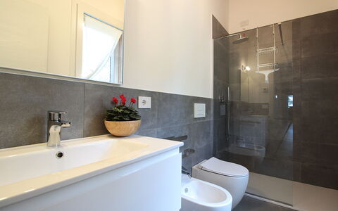 Casa Delle Eriche, Colli Euganei, Pool, Wifi: Badezimmer, Armatur, Flooring, Fussboden, Interior Design, Bad Sink, Sinken, Zapfhahn, Toilette, Installation