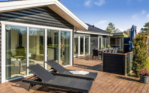 Elisaveta - 400M to the Fjord: Holz, Zuhause, Veranda, Deck, Hartholz, Dach, Holzbeize, Holzboden, Eco Hotel