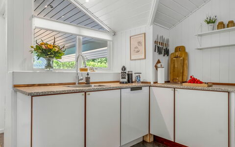 Elvin - 2Km from the Sea: Holz, Interior Design, Flooring, Decke, Fussboden, Küche, Major Appliance, Countertop, Zimmer, Küchengerät
