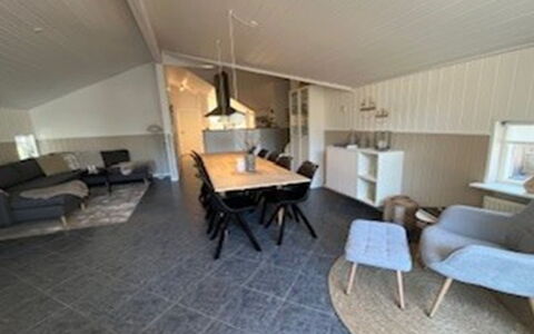 Elvin - 2Km from the Sea: Decke, Fussboden, Flooring, Zuhause, Wohnzimmer, Hartholz, Hütte, Holzboden, Couch