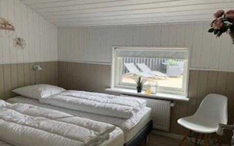 Elvin - 2Km from the Sea: Holz, Schlafzimmer, Interior Design, Bedding, Bett, Bettdecke, Decke, Fussboden, Möbel, Bettrahmen
