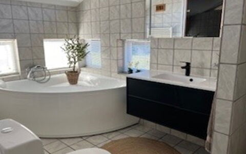 Elvin - 2Km from the Sea: Armatur, Flooring, Interior Design, Badezimmer, Fussboden, Toilette, Installation, Fliese, Sinken, Zapfhahn