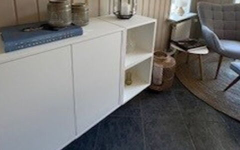 Elvin - 2Km from the Sea: Möbel, Interior Design, Flooring, Fussboden, Zuhause, Zimmer, Wohnzimmer, Blumentopf, Zimmerpflanze