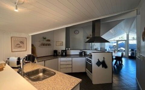 Elvin - 2Km from the Sea: Flooring, Decke, Interior Design, Holz, Fussboden, Möbel, Light Fixture, Zuhause, Countertop, Küche