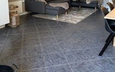 Elvin - 2Km from the Sea: Flooring, Fussboden, Fliese, Natürliches Material, Wohnzimmer, Stuhl