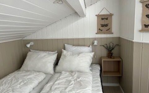 Elvin - 2Km from the Sea: Holz, Schlafzimmer, Interior Design, Fussboden, Flooring, Bett, Möbel, Bedding, Bettdecke, Decke