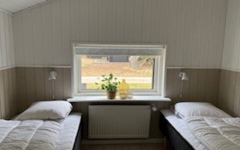 Elvin - 2Km from the Sea: Schlafzimmer, Fussboden, Bett, Interior Design, Bedding, Bettrahmen, Bettdecke, Decke, Holzbeize, Hartholz