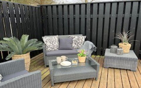Elvin - 2Km from the Sea: Möbel, Gartenmöbel, Blumentopf, Hartholz, Deck, Holzbeize, Terrasse, Kissen, Zimmerpflanze, Garten