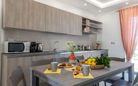 Villa Normanni: Tabelle, Countertop, Eigentum, Cabinetry, Möbel, Geschirr, Küche, Interior Design, Holz, Beleuchtung