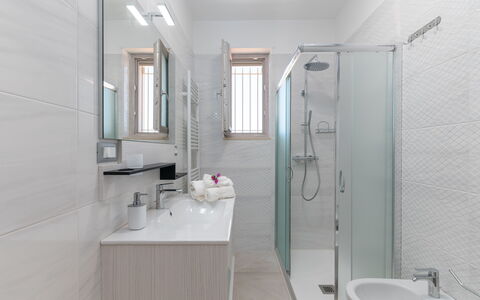Villa Normanni: Zapfhahn, Armatur, Sinken, Eigentum, Spiegel, Badezimmer, Interior Design, Dusche, Gebäude