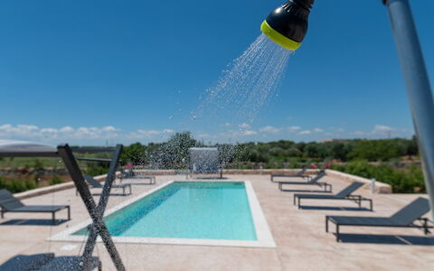 Villa Normanni: Wasser, Himmel, Wolke, Azurblau, Schwimmbad, Freizeit, Schatten, Pflanze, Verbundwerkstoff, Gartenmöbel