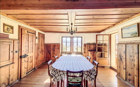 Sergnoud: Eigentum, Möbel, Cabinetry, Tabelle, Holz, Rechteck, Interior Design, Beleuchtung, Fenster, Flooring
