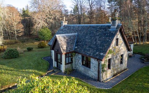 Rose Cottage: Gebäude, Pflanze, Möbel, Tabelle, Stuhl, Fenster, Schatten, Baum, Orange, Gartenmöbel