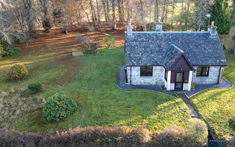 Rose Cottage: Gebäude, Pflanze, Möbel, Tabelle, Stuhl, Fenster, Schatten, Baum, Orange, Gartenmöbel